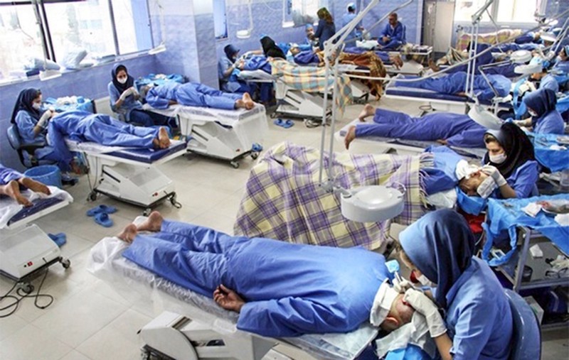 Haartransplantation Ausland: Typische Fließbandarbeit , mehrere Patienten werden gleichzeitig von Technikern operiert: Bild ISHRS1